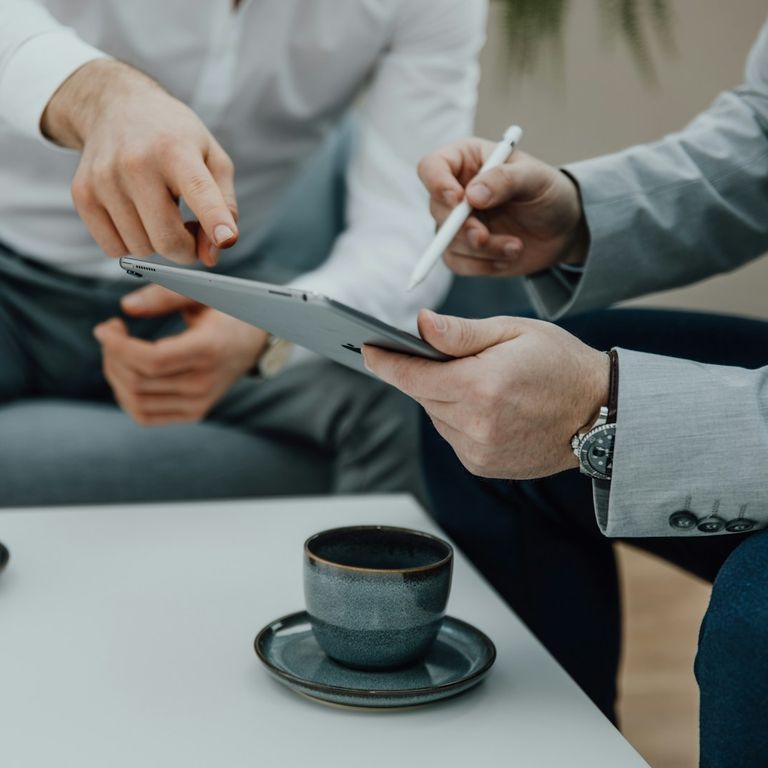 Zwei Personen in einer Besprechung - Feedback wird ausgewertet 