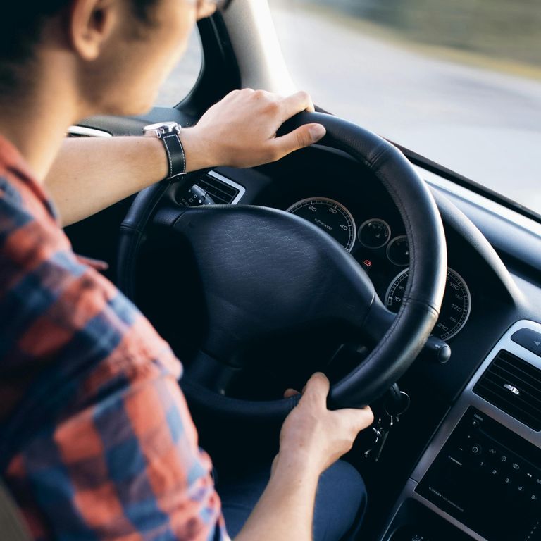 Mann beim Autofahren - Wir begleiten sie zu Arztterminen oder Apothekengängen